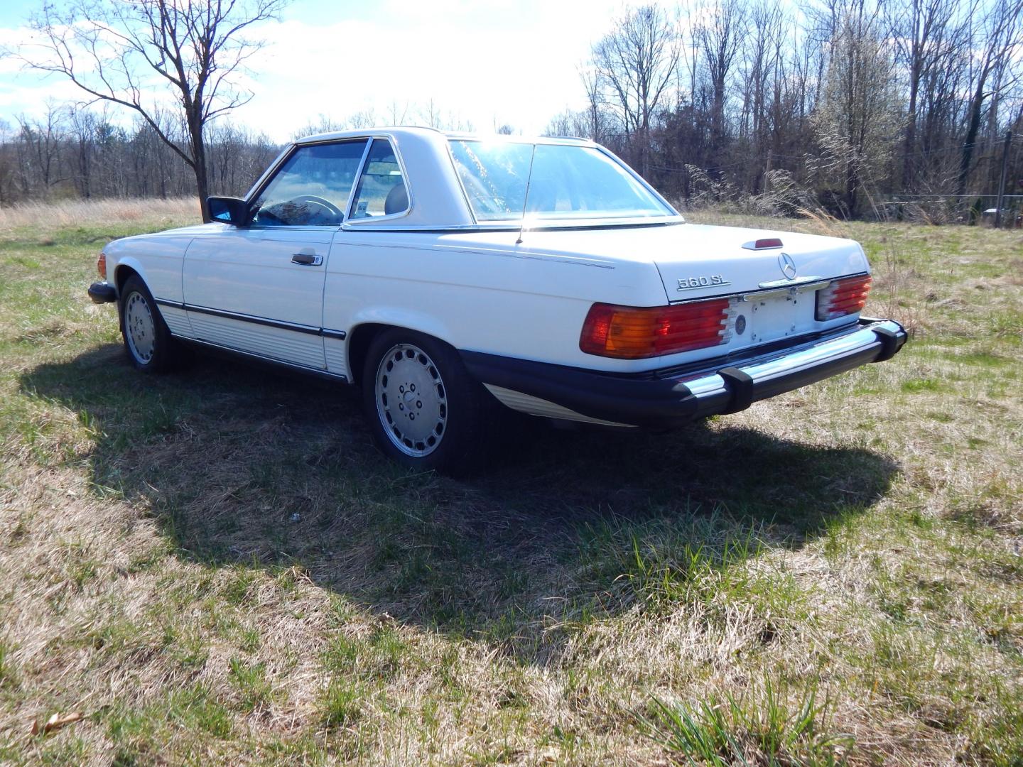 1989 White /Red Mercedes-Benz 560 (WDBBA48D9KA) with an 5.6 Liter V8 engine, Automatic transmission, located at 6528 Lower York Road, New Hope, PA, 18938, (215) 862-9555, 40.358707, -74.977882 - Here is a well cared for 1989 Mercedes-Benz 560 SL 2 top roadster, 5.6 Liter V8 engine, auto trans, leather interior, power windows, central locking system, cruise control, climate control, factory alloy wheels, fog lights, power antenna, wood trim, AM/FM/CD stereo. Comes with car cover. 6/24 Pa. I - Photo#5